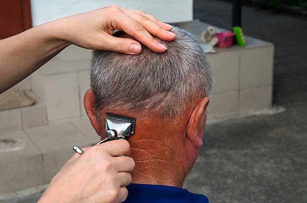 포토 JPG 해외이미지 직업 헤어스타일 남자 손가락 관리 한명 사람 야외 머리 유행 기계 장비 공구 시골 최고 주름 승무원 미용사 이발 자르기 귀 목 손질 몸단장 이발소 돌봄 위생관리 이발사 스타일 해외202004 해외포토 1 손 모션 신체부위 도구 뷰티샵 파일형식 이미지허브