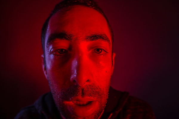 포토 JPG 해외이미지 백인 남자 얼굴 스트레스 건강 피곤 한명 사람 성인 빨간색 약 머리 어둠 고통 추위 표현 열 바이러스 닫기 질병 만취 땀 긴장 중독 나쁜 불면증 우울증 해로움 혼란 중독자 해외202004 해외포토 서양인 1 감정 컬러 컨셉 의학 모션 신체부위 술취함 파일형식 이미지허브