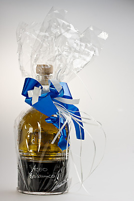 포토 JPG 해외이미지 기념일 리본 포장 발렌타인데이 선물 사람없음 놀람 작음 플라스틱 포장지 올리브 기념품 식초 해외202004 해외포토 열매 감정 데이이벤트 재질 표정 이벤트 크기 오브젝트 파일형식 이미지허브