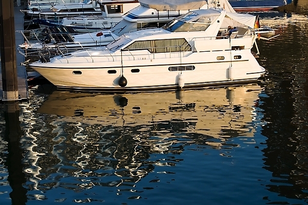 포토 JPG 해외이미지 유럽 여행 요트 독일 사람없음 물 여름 파란색 항구 맑음 흰색 보트 재산 고급 모터보트 해외202004 해외포토 자연요소 계절 나라 컬러 컨셉 배_교통 교통시설 날씨 금융 파일형식 이미지허브