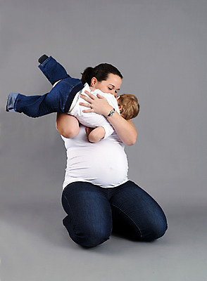 포토 JPG 해외이미지 백인 교육 행복 감정 어린이 가족 관계 포옹 놀이 엄마 키스 함께함 건강 사랑 사람 소년 두명 건물 상자 금발 탑 침묵 블록 임신 게임 흰색 아기 잡기 달콤 집중 개발 걸음마 리프팅 유대감 해외202004 해외포토 서양인 헤어스타일 건축물 남자 컬러 컨셉 안기 모션 소리 맛 애정표현 파일형식 이미지허브