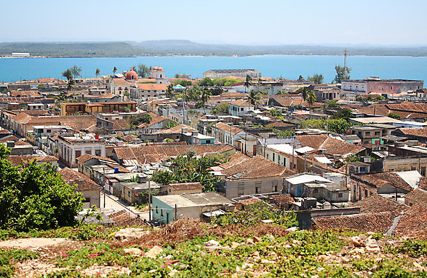 포토 JPG 해외이미지 바다 건축양식 지붕 주택 안테나 풍경 사람없음 마을 만 가난 쿠바 타운 식민지 옛날 해외202004 해외포토 건축 컨셉 통신 건물 도시 중앙아메리카 파일형식 이미지허브
