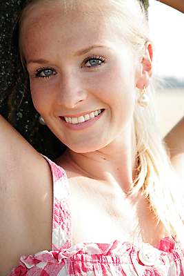 포토 JPG 해외이미지 나무 행복 여유 여행 자연 휴식 한명 웃음 풍경 여름 금발 봄 기쁨 자신감 해외202004 해외포토 식물 1 헤어스타일 계절 감정 컨셉 표정 사람 생태계 파일형식 이미지허브