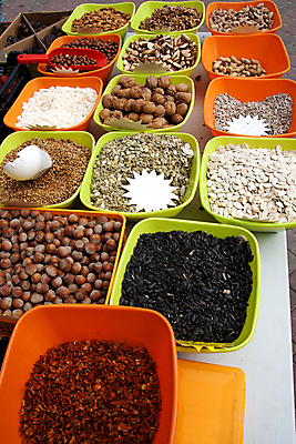 포토 JPG 해외이미지 전통 열매 문화 음식 재료 거리 건조 씨앗 사람없음 상자 라벨 바구니 상점 견과류 변화 시장 향신료 유기농 땅콩 아몬드 자두 건포도 살구 피스타치오 개암 해외202004 해외포토 식물 웰빙 컨셉 과일 포도 프레임 건과일 향미료 파일형식 이미지허브