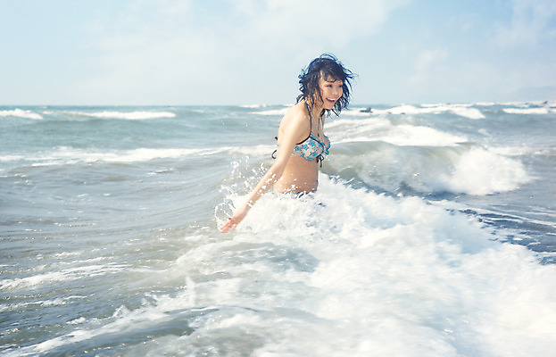 포토 JPG 해외이미지 1 라이프스타일 계절 여자 행복 감정 파도 바다 놀이 휴가 휴식 갈색머리 한명 웃음 사람 야외 가로 물 비키니 수영 기쁨 젖음 신선 뜨거움 순수 싱글 휴양지 긍정 일요일 파라다이스 혼자 해외202004 해외포토 자연요소 헤어스타일 수영복 컨셉 표정 생활 장소 수상스포츠 요일 파일형식 이미지허브