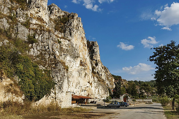 포토 JPG 해외이미지 나무 종교 문화 벽 조각 여행 십자가 건축양식 주택 미술 사람없음 건물 울타리 교회 마을 정원 바위 역사 닫기 심볼 그림 대문 안심 수도원 불가리아 새기다 신앙심 회랑 해외202004 해외포토 식물 건축물 건축 종교건축 모션 문화예술 육류 담장 문 돌_바위 복도 파일형식 남유럽 이미지허브
