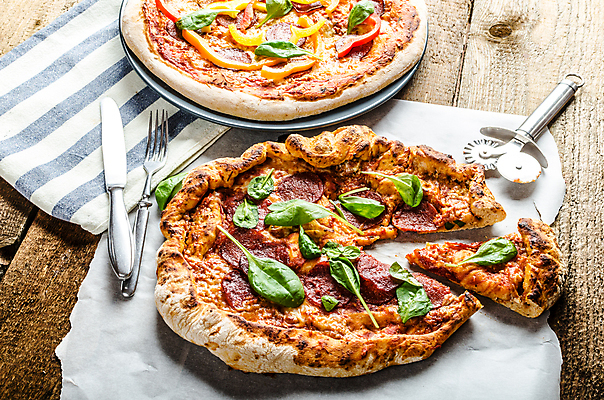 포토 JPG 해외이미지 음식 조각 백그라운드 잎 토마토 채소 피망 치즈 피자 육류 요리 사람없음 목재 빨간색 노란색 식당 식사 저녁식사 이탈리아 껍질 흰색 시골 신선 맛 굽기 지중해 허브 속도 올리브 햄 반죽 후추 시금치 바질 점심식사 고립 모짜렐라치즈 살라미 페퍼로니 해외202004 해외포토 나무 식물 열매 유럽 바다 컬러 컨셉 식재료 재료 유제품 패스트푸드 서양음식 상점 소시지 구이 향신료 파일형식 이미지허브