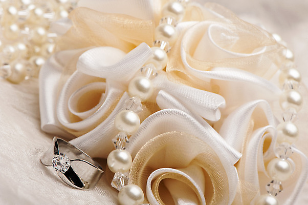 포토 JPG 해외이미지 전통 커플 기념일 꽃 감정 꽃다발 결혼 관계 결혼식 휴가 선물 사랑 이벤트 사람없음 선물상자 유행 신혼여행 흰색 축하 반지 황금 고급 은색 크리스탈 보석 심볼 열정 다이아몬드 약혼 해외202004 해외포토 식물 컬러 컨셉 장신구 상자 광석 약속 파일형식 이미지허브