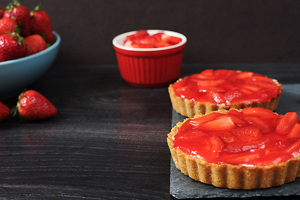 포토 JPG 해외이미지 접시 열매 음식 조각 백그라운드 과일 탁자 딸기 디저트 치즈 사람없음 목재 장식 빨간색 케이크 검은색 어둠 빵집 흰색 신선 달콤 맛 작음 컵케이크 굽기 먹기 크림 시골집 미니 타르트 페스츄리 핸드메이드 많음 해외202004 해외포토 나무 식물 식기 빵 컬러 가구 컨셉 재료 모션 유제품 주택 상점 크기 구이 파이_빵 파일형식 이미지허브