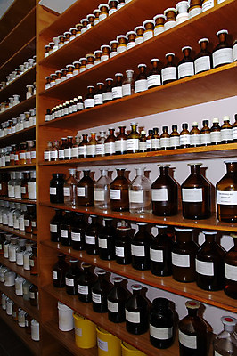 포토 JPG 해외이미지 교육 산업 과학 학교 유리 유리병 실험 사람없음 약 라벨 장비 실험실 주식 약국 배열 오브젝트 대학교 생물학 유리그릇 수납 낭비 진행 물리학 줄서기 캡모자 화학물질 화학약품 많음 해외202004 해외포토 모자_잡화 그릇 컨셉 의학 모션 재질 병_용기 프레임 금융 화학 물리 물질 파일형식 이미지허브