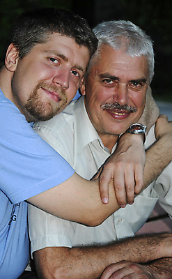 포토 JPG 해외이미지 손 할아버지 남자 행복 아들 얼굴 2 가족 함께함 사랑 미소 웃음 사람 성인 야외 두명 우정 자녀 아빠 닫기 보호 돌봄 옛날 노화 해외202004 해외포토 노년 감정 컨셉 관계 모션 표정 신체부위 친구 파일형식 이미지허브