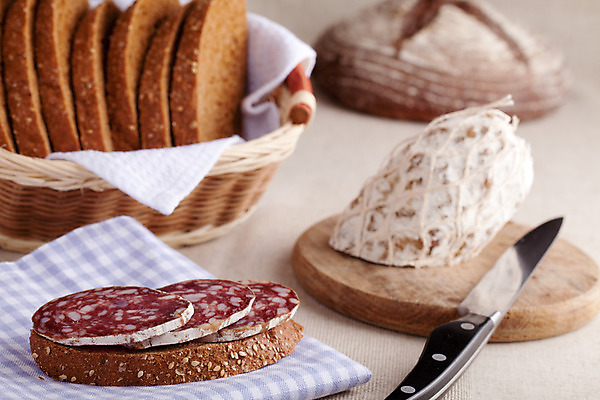 포토 JPG 해외이미지 전통 음식 빵 조각 재료 포장 부분 탁자 벽돌 건조 샌드위치 육류 요리 사람없음 목재 수건 갈색 주방 검은색 식사 기쁨 시골 직물 소시지 칼 자르기 굽기 냅킨 햄 슬라이스 덩어리 훈제 내추럴 점심식사 살라미 호밀 해외202004 해외포토 나무 감정 컬러 가구 식재료 모션 곡류 위생용품 가공식품 구이 파일형식 이미지허브