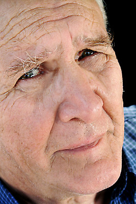 포토 JPG 해외이미지 응시 노년 남자 생각 날씨 한명 성인 회색 긴급 주름 은퇴 눈썹 불안 고민 성실 깊이 배려 심각 옛날 노화 해외202004 해외포토 1 시선 감정 얼굴 컬러 컨셉 사람 파일형식 이미지허브