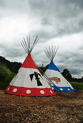 포토 JPG 해외이미지 2 텐트 사람없음 장식 빨간색 파란색 캠핑 인디언 들소 서명 부스 해외202004 해외포토 컬러 레저 캠핑도구 아메리카 소 파일형식 이미지허브