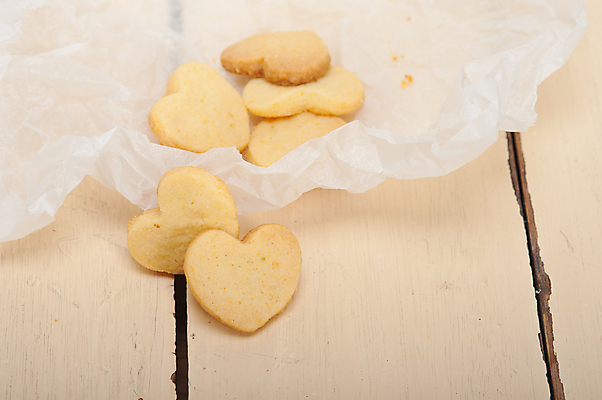 포토 JPG 해외이미지 디저트 사람없음 쿠키 하트 포장지 베이지색 종이호일 해외202004 해외포토 모양 음식 컬러 포장 파일형식 이미지허브