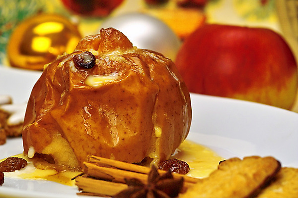 포토 JPG 해외이미지 전통 접시 음식 크리스마스 디저트 사람없음 노란색 맛 사과 굽기 호두 건포도 시나몬 해외202004 해외포토 식기 기념일 컬러 컨셉 과일 포도 견과류 구이 건과일 파일형식 이미지허브