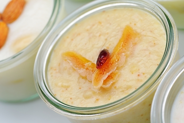 포토 JPG 해외이미지 실내 근접촬영 사람없음 아웃포커스 푸딩 건과일 해외202004 해외포토 뷰포인트 과일 디저트 건조 촬영기법 내부 파일형식 이미지허브