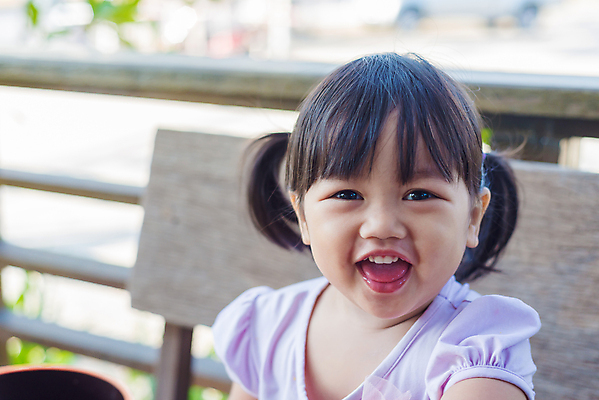 포토 JPG 해외이미지 백인 라이프스타일 응시 여자 딸 행복 얼굴 어린이 가족 휴식 한명 사람 동양인 야외 유치원 기쁨 흰색 표현 아기 피부 부드러움 결백 천진난만 해외202004 해외포토 서양인 1 시선 교육 감정 컬러 컨셉 관계 인종 생활 신체부위 감각 파일형식 이미지허브