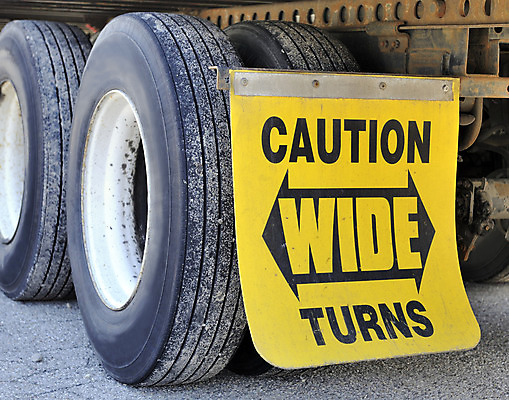 포토 JPG 해외이미지 도로 사람없음 야외 노란색 검은색 바퀴 위험 아스팔트 사인 타이어 트레일러 되감기 해외202004 해외포토 길 컬러 컨셉 교통시설 파일형식 이미지허브