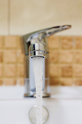 포토 JPG 해외이미지 디자인 주택 사람없음 내부 물 빛 금속 주방 목욕 장비 젖음 흐름 욕실 물방울 도자기 액체 개울 고급 닫기 떨어짐 위생 은색 갈증 순수 묘사 싱크대 수도꼭지 낭비 구식 위생관리 철강 스플래쉬 공급 스타일 해외202004 해외포토 자연요소 컬러 컨셉 모션 재질 관리 건물 강 청결 개수대 파일형식 이미지허브