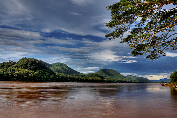 포토 JPG 해외이미지 아시아 바다 여행 자연 하늘 휴가 휴식 산 풍경 사람없음 초록색 물 파란색 강 갈색 보트 라오스 메콩강 해외202004 해외포토 자연요소 나라 컬러 컨셉 배_교통 생태계 파일형식 이미지허브