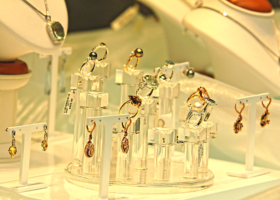 포토 JPG 해외이미지 목걸이 장신구 창문 왕관 선물 사람없음 세일 상점 금속 반지 재산 황금 고급 보석 손목시계 다이아몬드 소매 보물 가넷 줄서기 팬던트 해외202004 해외포토 시계 컨셉 모션 재질 금융 광석 파일형식 이미지허브