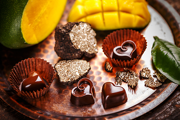 포토 JPG 해외이미지 모양 음식 과일 공 디저트 사탕 사람없음 파티 초콜릿 어둠 하트 시골 달콤 망고 코코아 핸드메이드 프랄린 해외202004 해외포토 음료 이벤트 맛 열대과일 파일형식 이미지허브