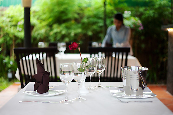 포토 JPG 해외이미지 식기 접시 안경 음식 의자 탁자 실내 사람 사람없음 세트 수건 식당 식사 웨이트리스 해외202004 해외포토 잡화 가구 내부 위생용품 상점 종업원 파일형식 이미지허브