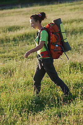 포토 JPG 해외이미지 식물 구름 꽃 행복 감정 스포츠 여행 밭 배낭 자연 하늘 휴가 건강 한명 미소 사람 풍경 야외 여름 여행객 걷기 봄 하이킹 장비 시골 민들레 동유럽 우크라이나 하이커 화창 전경 해외202004 해외포토 자연요소 1 계절 유럽 농업 가방 모션 레저 날씨 표정 생태계 파일형식 탑뷰 이미지허브