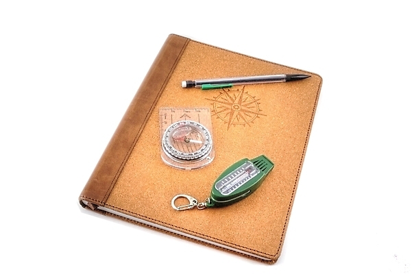 포토 JPG 해외이미지 여행 생각 사람없음 책 연필 갈색 다이어리 공책 탐험 덮개 흰색 잡지 온도계 나침반 가죽 방향 심볼 발견 고립 해외202004 해외포토 컬러 문구용품 학용품 간행물 필기구 사무용품 뚜껑 파일형식 이미지허브