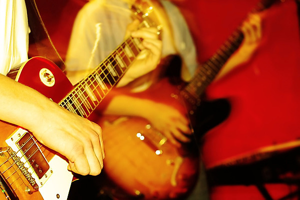 포토 JPG 해외이미지 줄 음악 노래 손가락 응원 놀이 사람없음 빨간색 빛 청춘 상자 파티 축제 소리 콘서트 공연 음악가 무대 기구 기타 악단 그룹 분위기 잼 클럽 디스코 전자 드럼 롤 쇼 기타리스트 뮤지컬 베이스 플레이어 생존 해외202004 해외포토 직업 손 컬러 컨셉 현악기 문화예술 타악기 이벤트 연주자 춤 소스_음식 파일형식 이미지허브