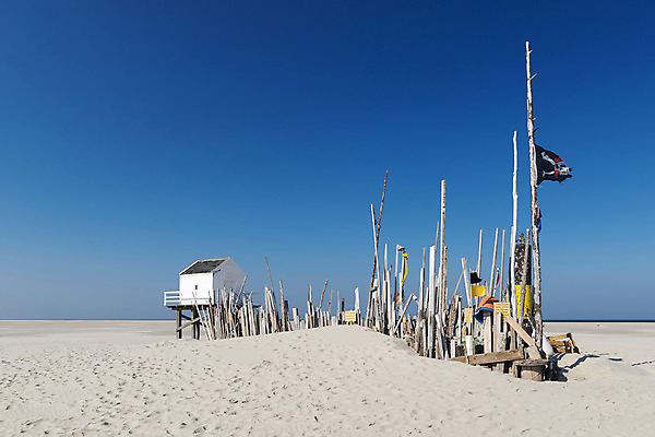포토 JPG 해외이미지 교육 문화 모래 조각 섬 건축양식 선반 주택 사람 사람없음 건물 목재 여름 울타리 모래사장 세계 흰색 재산 오두막 모래언덕 시골집 심플 인기 철책 평야 수평선 해외202004 해외포토 나무 건축물 계절 건축 바다 컬러 가구 재료 자연 금융 담장 언덕 파일형식 이미지허브