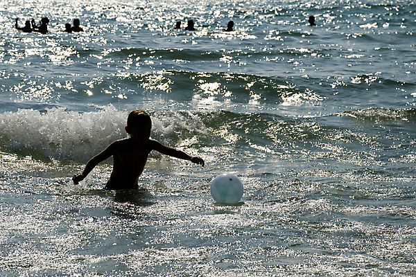 포토 JPG 해외이미지 호수 어린이 파도 공 휴가 소년 사람없음 물 팔 해외202004 해외포토 자연요소 남자 바다 사람 신체부위 파일형식 이미지허브