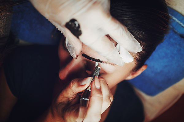 포토 JPG 해외이미지 손 여자 실내 한명 들기 상반신 성인 앞모습 신체부위 눈감음 잡기 그리기 눈썹 시술 눈썹문신 성인여자한명만 해외202004 해외포토 1 얼굴 뷰포인트 모션 사람 내부 문신 여자한명만 성인여자만 파일형식 이미지허브