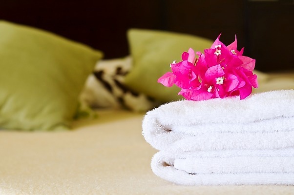 포토 JPG 해외이미지 식물 꽃 분홍색 여행 비즈니스 베개 호텔 휴식 새로움 아파트 주택 실내 사람없음 내부 가로 빨간색 초록색 수건 갈색 여행객 방 신혼여행 흰색 침대 고급 우아함 배열 소중 서비스 싱글 휴양지 발리 시트 여관 매트리스 위생관리 해외202004 해외포토 컬러 섬 가구 결혼 컨셉 침구 숙소 관리 사람 건물 위생용품 장소 인도네시아 파일형식 이미지허브