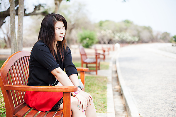 포토 JPG 해외이미지 나무 모델 1 라이프스타일 응시 계절 공원 여자 행복 얼굴 포즈 벤치 자연 휴가 휴식 거리 한명 미소 사람 앉기 동양인 성인 야외 초록색 여름 유행 가을 고독 혼자 해외202004 해외포토 식물 시선 공공시설 감정 컬러 컨셉 의자 모션 표정 인종 생활 신체부위 생태계 파일형식 이미지허브