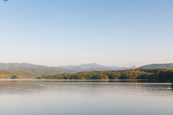 포토 JPG 해외이미지 계절 호수 선 백그라운드 겨울 패턴 자연 유리 벽지 하늘 표면 산 풍경 사람없음 야외 물 여름 파란색 강 반사 수영 침묵 봄 등산 거울 황무지 숲 산등성이 장면 암초 대칭 수평선 해외202004 해외포토 자연요소 컬러 무늬 재질 소리 트래킹 수상스포츠 생태계 파일형식 이미지허브