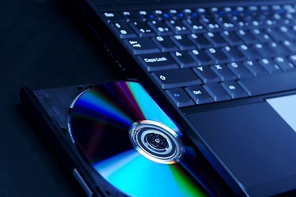 포토 JPG 해외이미지 백그라운드 인터넷 비즈니스 통신 표면 모바일 쟁반 기술 사람없음 파란색 노트북 전자제품 빛 컴퓨터 사무실 상점 디지털 검은색 공책 자료 어둠 장비 운전 정보 CD 공구 오픈 오브젝트 파일 시스템 수납 DVD 고립 지원 해외202004 해외포토 컬러 모션 문구용품 도구 파일형식 이미지허브