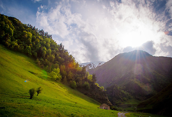 포토 JPG 해외이미지 나무 구름 계절 공원 여행 자연 하늘 휴가 산 안테나 파노라마 풍경 사람없음 야외 여름 파란색 계곡 침묵 하이킹 바위 시골 숲 언덕 산등성이 빙하 장면 지역 스카이라인 통과 무한 삼림지대 웅장함 전국 절정 조지아 해외202004 해외포토 자연요소 식물 공공시설 컬러 통신 레저 촬영기법 소리 돌_바위 생태계 동유럽 파일형식 이미지허브