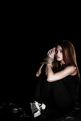 포토 JPG 해외이미지 백인 여자 감정 무기 밧줄 백그라운드 넥타이 바닥 부츠 관리 한명 사람 앉기 검은색 어둠 산책로 고통 자유 슬픔 흰색 표현 좌절 상처 무서움 감옥 눈물 매듭 열정 먼지 우울감 우울증 죄수 스타일 해외202004 해외포토 서양인 1 잡화 길 줄 컬러 신발 컨셉 모션 질병 파일형식 이미지허브