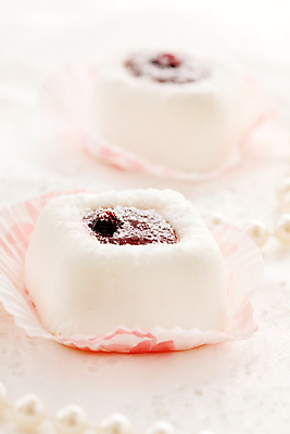 포토 JPG 해외이미지 접시 계절 음식 조각 크리스마스 겨울 목걸이 휴가 디저트 사탕 선물 요리 사람없음 장식 케이크 식사 저녁식사 침묵 빵집 흰색 축하 신선 달콤 맛 잼 설탕 굽기 크림 반죽 젤리 설정 크랜베리 타르트 해외202004 해외포토 식기 기념일 열매 빵 컬러 컨셉 장신구 상점 소리 소스_음식 구이 파이_빵 파일형식 이미지허브