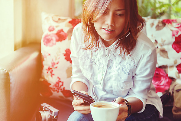 포토 JPG 해외이미지 라이프스타일 손 응시 행복 아시아 여유 얼굴 커피 음료 음악 이어폰 노래 통신 놀이 모바일 휴식 실내 한명 사람 스마트폰 유행 상점 식당 카페 듣기 수확 신선 잡기 자신감 맛 브레이크 메뉴 상쾌 청각 관심 소셜 해외202004 해외포토 1 시선 감정 나라 음향기기 컨셉 농업 모션 문화예술 내부 생활 신체부위 핸드폰 스마트기기 파일형식 이미지허브