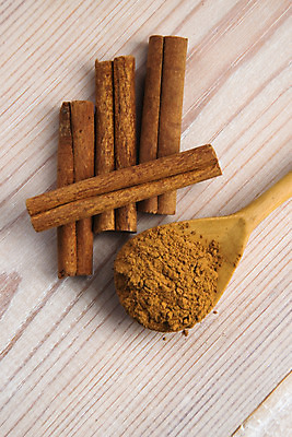 포토 JPG 해외이미지 음식 종류 사람없음 숟가락 막대기 가루 향신료 성분 흙더미 땅바닥 시나몬 해외202004 해외포토 바닥 수저 흙 향미료 파일형식 더미 이미지허브