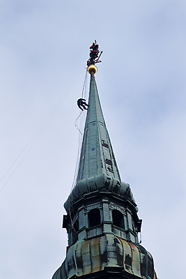 포토 JPG 해외이미지 직업 남자 산업 종교 밧줄 줄 건축양식 하늘 노동자 안전 사람 사람없음 야외 건물 파란색 교회 장비 도시 업무 작업 수리 코드 위험 땅 종업원 오르기 건축업자 지원 해외202004 해외포토 건축물 건축 컬러 컨셉 종교건축 모션 파일형식 이미지허브