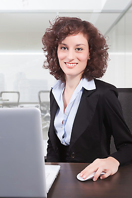 포토 JPG 해외이미지 직업 여자 교육 인터넷 비즈니스 통신 성공 실내 한명 사람 앉기 성인 두명 컴퓨터 사무실 모니터 직장인 비즈니스우먼 책상 서비스 경영자 비서 스파이 운영자 지원 해외202004 해외포토 1 가구 컨셉 모션 내부 전자제품 리더 파일형식 이미지허브