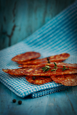 포토 JPG 해외이미지 접시 음식 조각 채소 건조 파슬리 육류 돼지고기 요리 사람없음 목재 빨간색 파란색 식사 저녁식사 이탈리아 흰색 시골 소시지 맛 아침식사 자르기 지중해 먹기 허브 매움 햄 슬라이스 베이컨 후추 모음 바질 훈제 프랑스어 살라미 초리조 치유 페퍼로니 해외202004 해외포토 나무 식물 문자 식기 유럽 바다 컬러 컨셉 식재료 재료 모션 한글 가공식품 향신료 파일형식 이미지허브