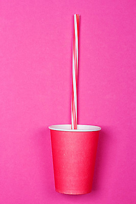 포토 JPG 해외이미지 디자인 종이 음료 음식 분홍색 백그라운드 무지개 패턴 탁자 사람없음 컵 컬러풀 파티 유행 저녁식사 주스 줄무늬 활발 장비 마시기 흰색 기구 축하 칵테일 바 일회용 플라스틱 오브젝트 복고 펑키 튜브 모음 밀짚 소다 정물화 미니멀 해외202004 해외포토 자연요소 식기 컬러 가구 컨셉 무늬 모션 재질 주류 이벤트 한글 식사 짚 그림 파일형식 이미지허브