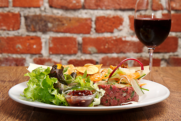 포토 JPG 해외이미지 접시 음식 빵 다이어트 채소 재료 양파 감자 파슬리 건강 육류 스테이크 요리 사람없음 초록색 식당 식사 저녁식사 샐러드 소고기 신선 먹기 향신료 날것 레시피 후추 로즈메리 점심식사 땅바닥 식용 해외202004 해외포토 식기 컬러 식재료 모션 바닥 서양음식 상점 허브 향미료 파일형식 이미지허브