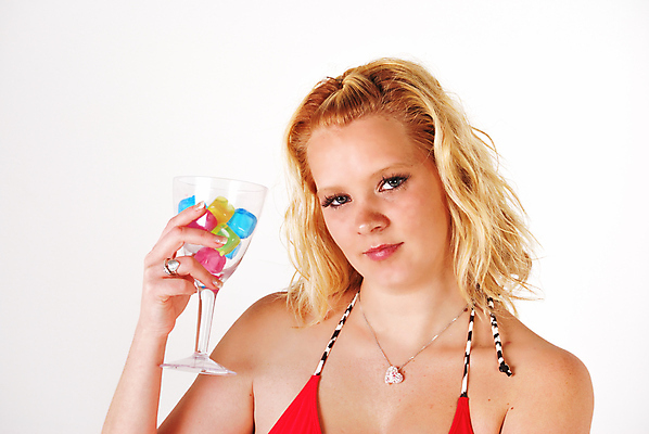 포토 JPG 해외이미지 여유 음료 유리 한명 큐브 해외202004 해외포토 1 감정 재질 사람 파일형식 이미지허브