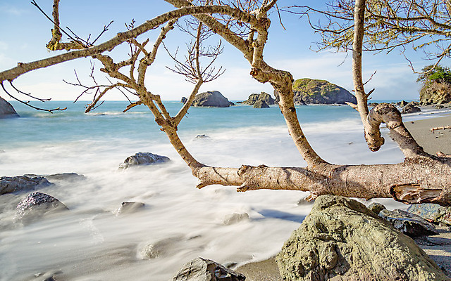 포토 JPG 해외이미지 구름 파도 바다 여행 자연 하늘 풍경 사람없음 물 여름 파란색 맑음 봄 바위 서핑 속도 태평양 해외202004 해외포토 자연요소 계절 컬러 날씨 돌_바위 수상스포츠 생태계 파일형식 이미지허브